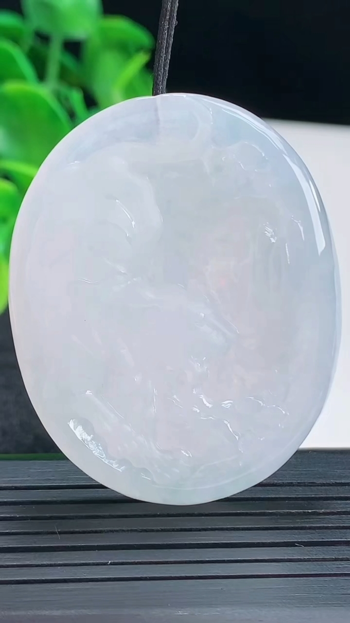 天然A货翡翠生肖虎吊坠尺寸50.2-40.7-7.1重量:29.00g
4月13日