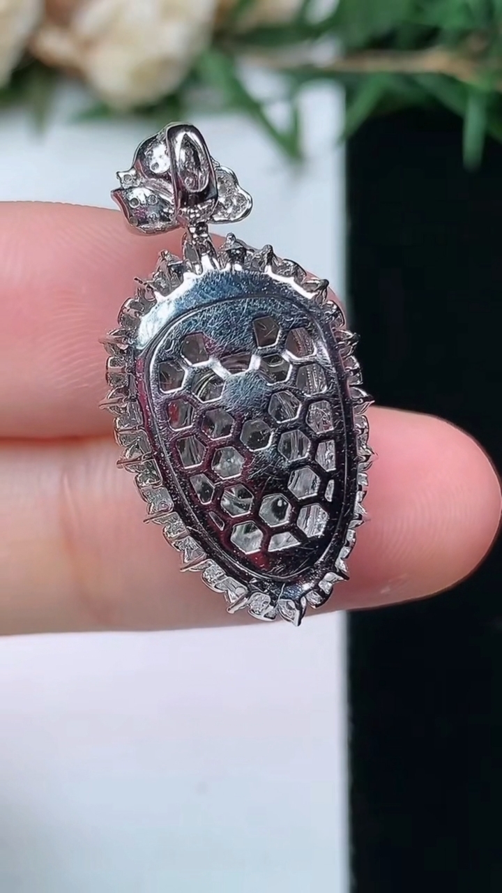 天然A货翡翠金枝玉叶 叶子吊坠，尺寸28-14.4-8.2，裸石16-9.8，重量:3.65g
4月13日