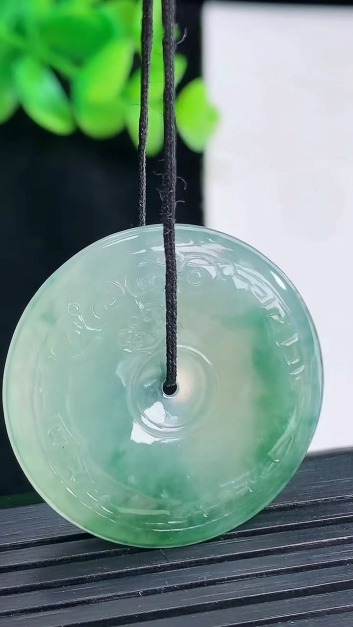 天然A货翡翠冰种飘花仿古平安扣吊坠，尺寸32-5.6重量:11.69g
4月13日