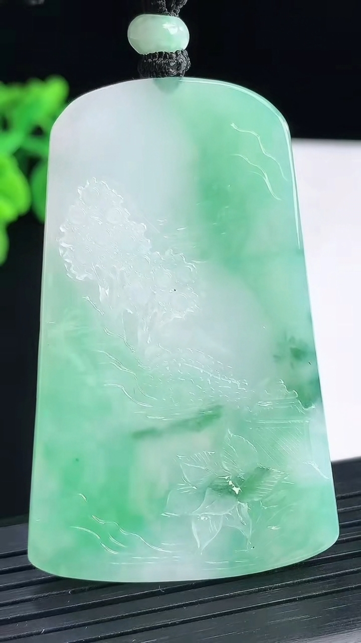 天然A货翡翠山水牌吊坠，尺寸62-39-5.2重量:35.71g
4月13日