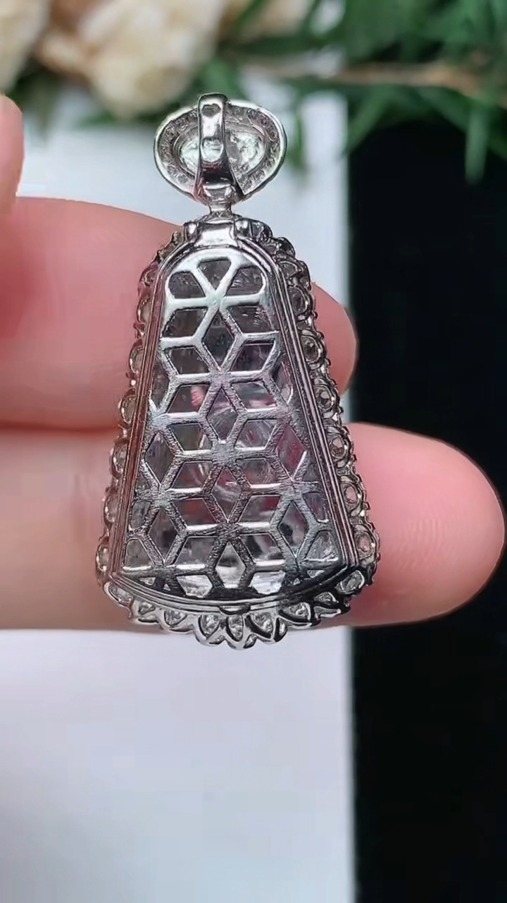 天然A货翡翠无事牌吊坠，尺寸30.5-15.8-8.6，裸石16.9-11，重量:4.21g
4月13日