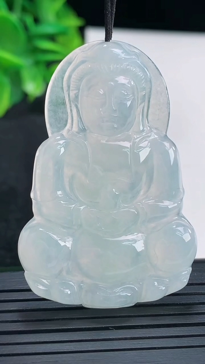 天然A货翡翠观音菩萨吊坠尺寸52.5-35.4-4.6重量:14.60g
4月13日