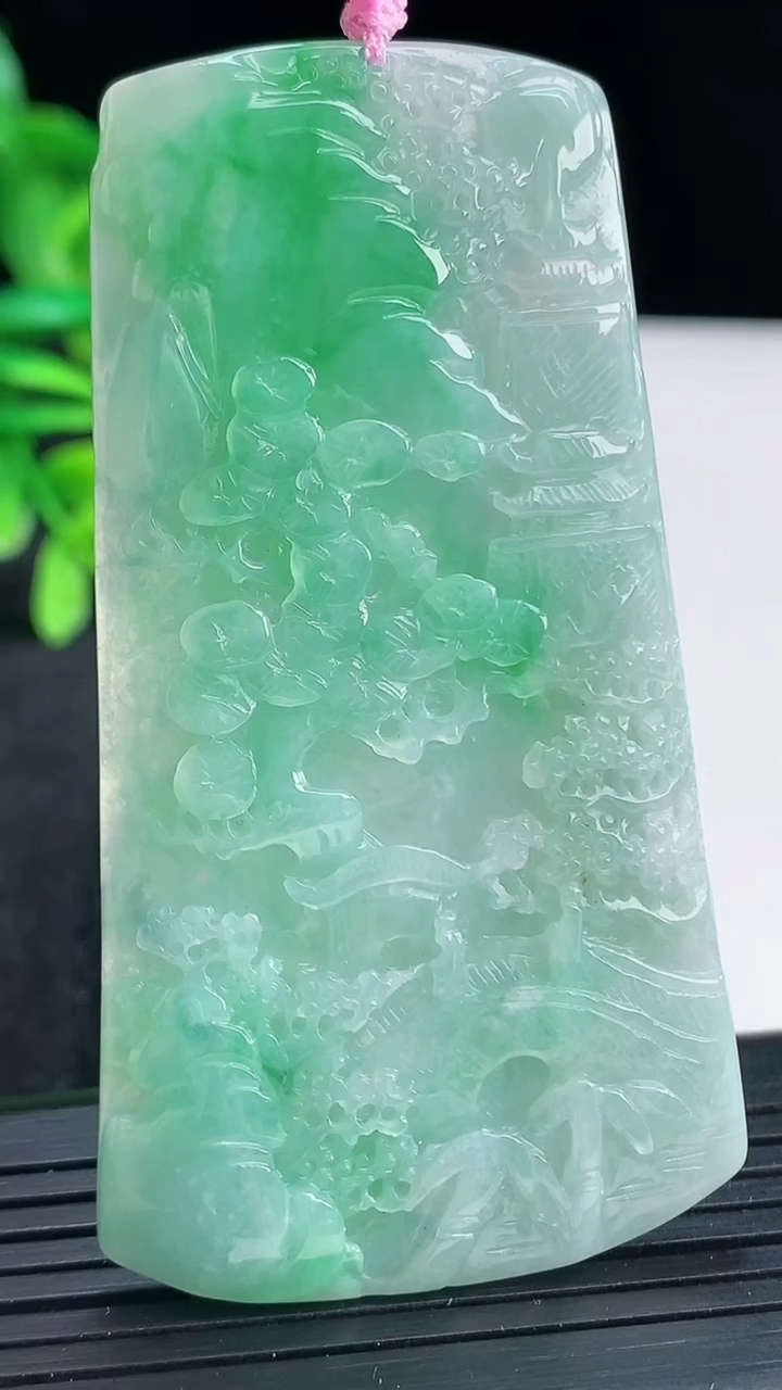 天然A货翡翠山水牌吊坠尺寸69.7-38-4.9重量:28.86g
4月13日