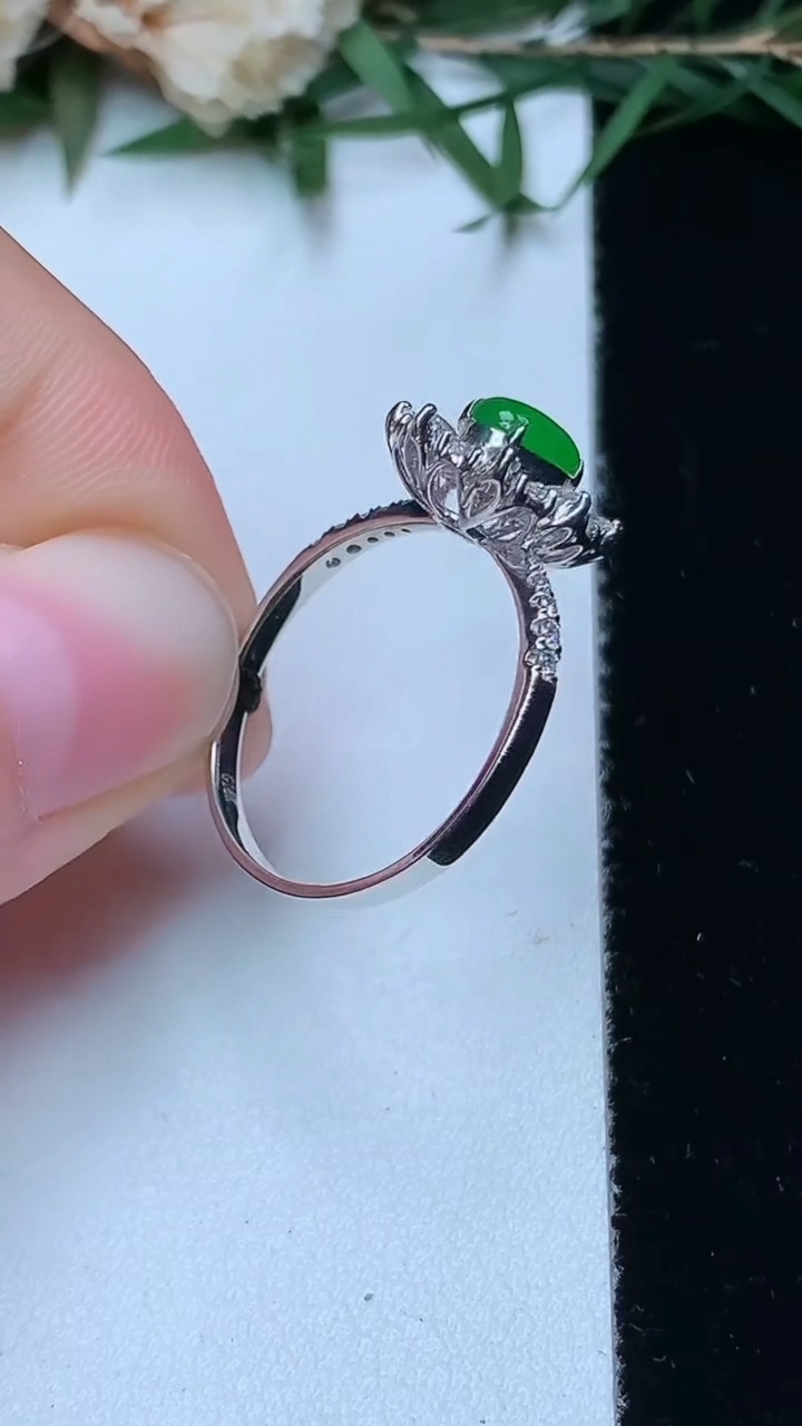 天然A货翡翠蛋面戒指，尺寸17.3-5.7-4.5，重量:2.18g2026年4月13日
工厂直销收藏佳品,种好水足，色泽均匀，有种有色，上手高大气！