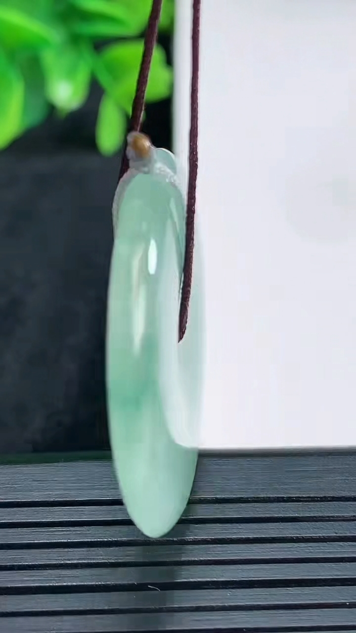 天然A货翡翠飘花平安扣吊坠尺寸25.9-4.9重量:14.51g
4月13日