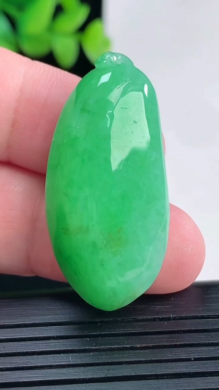 天然A货翡翠满满福瓜吊坠，尺寸39-18.6-11重量:13.60g
4月13日