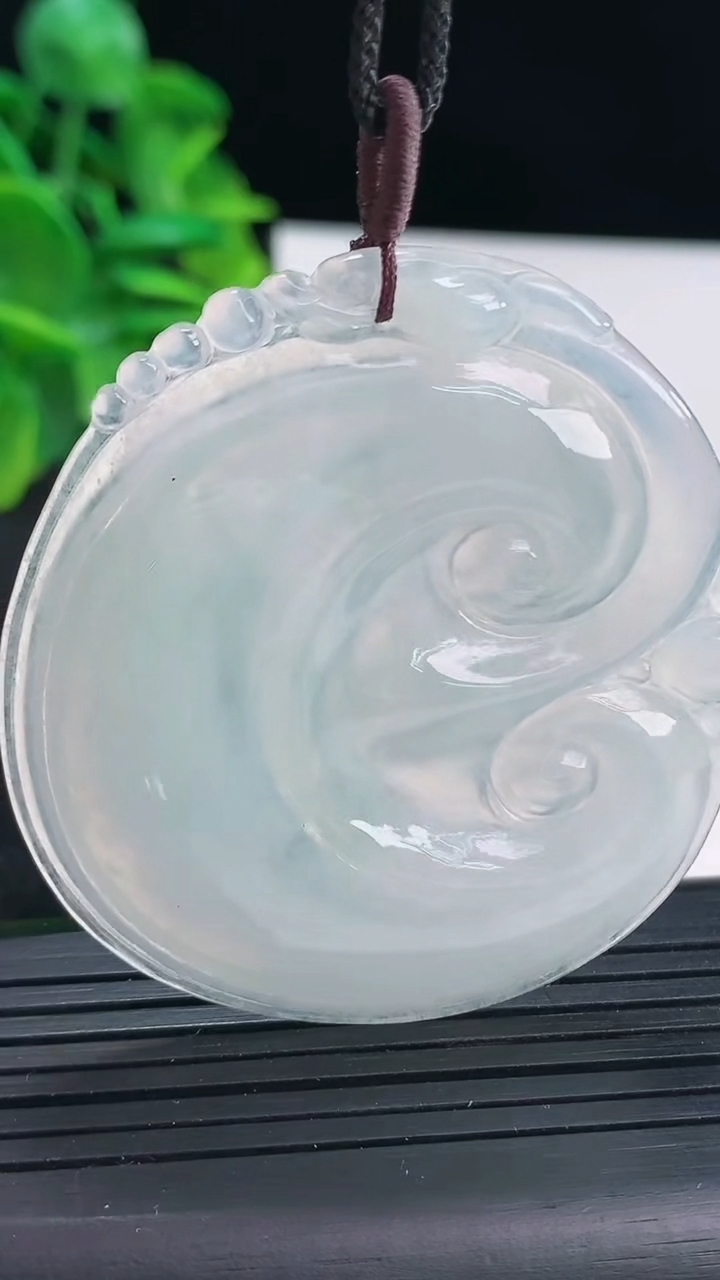 天然A货翡翠如意吊坠尺寸52.9-48.4-4.1重量:21.16g
4月13日