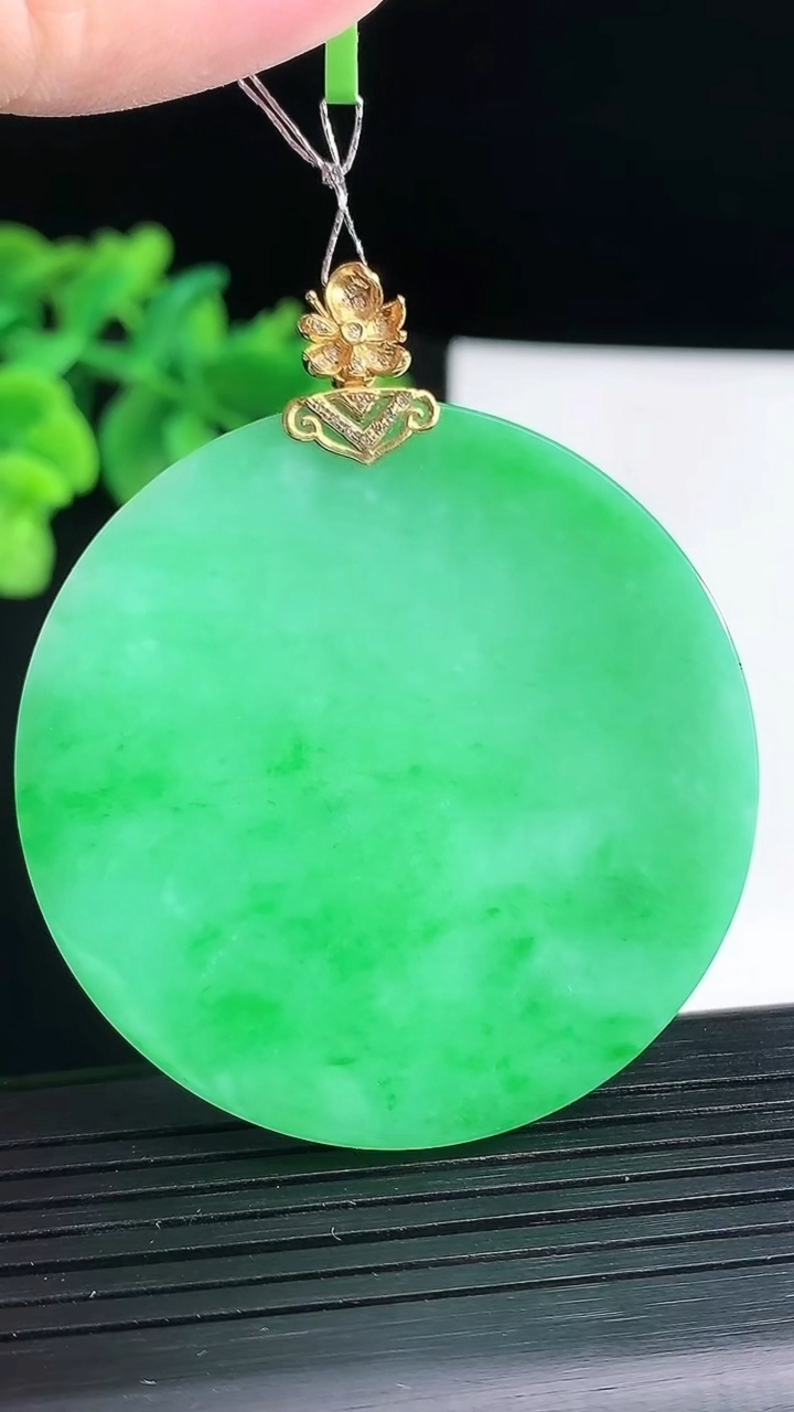 天然A货翡翠无事牌吊坠，尺寸50.5-4重量:27.38g
4月13日