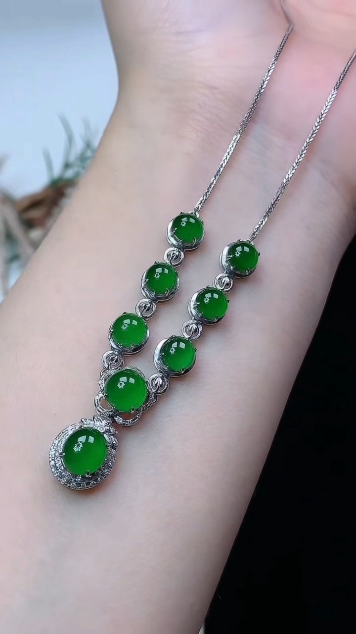 天然A货翡翠蛋面项链，尺寸6.6-5.9，重量:5.83g4月13日
工厂直销收藏佳品,种好水足，色泽均匀，有种有色，上手高大气！