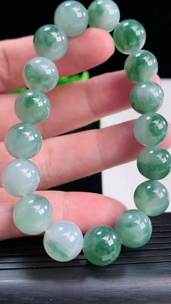 天然A货翡翠飘花圆珠手串，尺寸11.6-17颗重量:49.13g4月13日
工厂直销收藏佳品,种好水