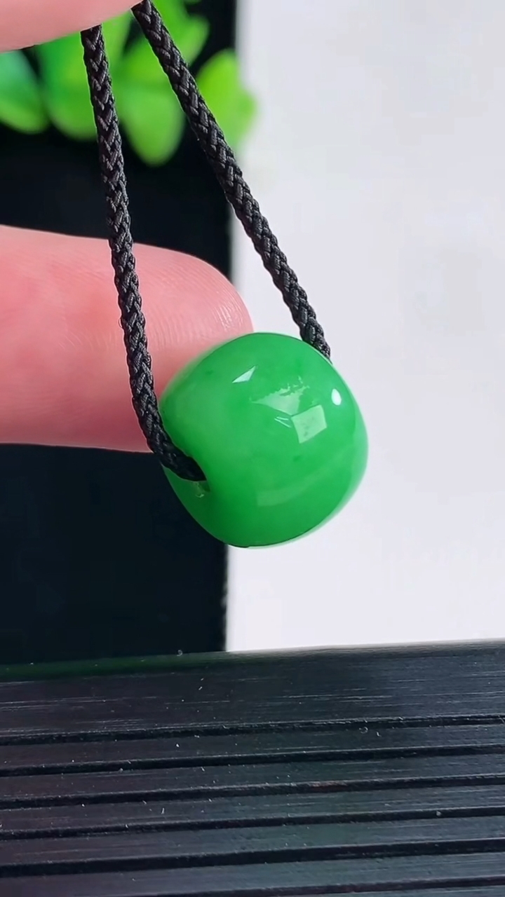 天然A货翡翠路路通吊坠，尺寸11-14.5重量:4.75g
4月13日