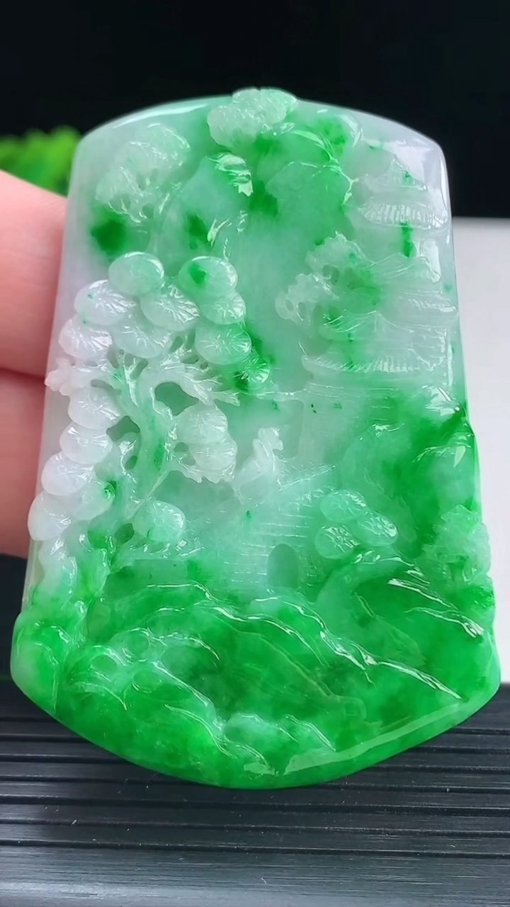 天然A货翡翠山水牌吊坠，尺寸65-44.5-6.5重量:43.78g
4月13日