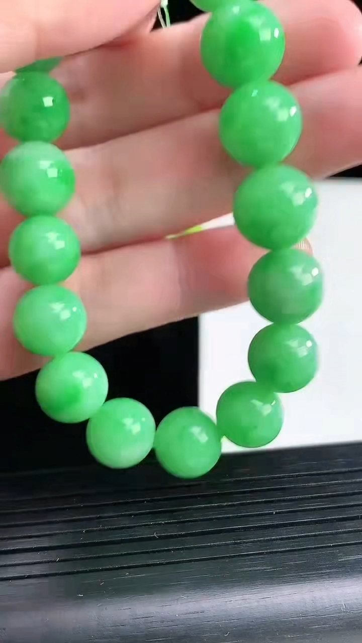 天然A货翡翠圆珠手串，尺寸12-18颗重量:44.74g4月13日
工厂直销收藏佳品,种好水足，色泽均匀，有种有色，上手高大气！