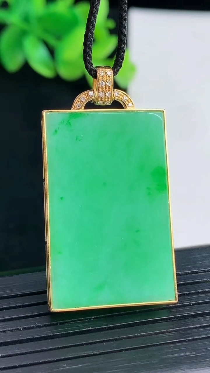 天然A货翡翠无事牌吊坠，尺寸43-22.-5.8，裸石34-22重量:15.11g
4月13日