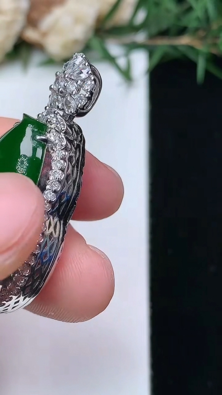 天然A货翡翠葫芦吊坠，尺寸36.5-19.8-10.6，裸石25-17.4，重量:9.12g
4月13日