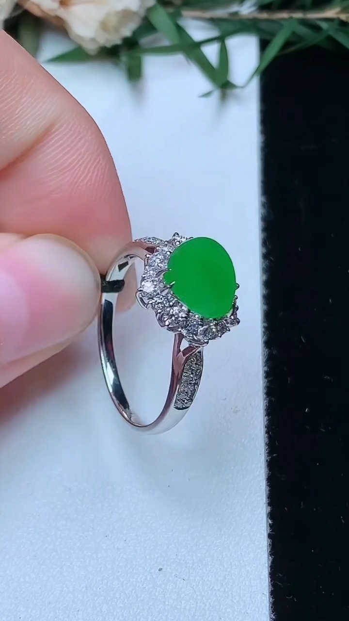 天然A货翡翠水滴戒指，尺寸17-7.4-8，重量:2.55g2026年4月13日
工厂直销收藏佳品,种好水足，色泽均匀，有种有色，上手高大气！