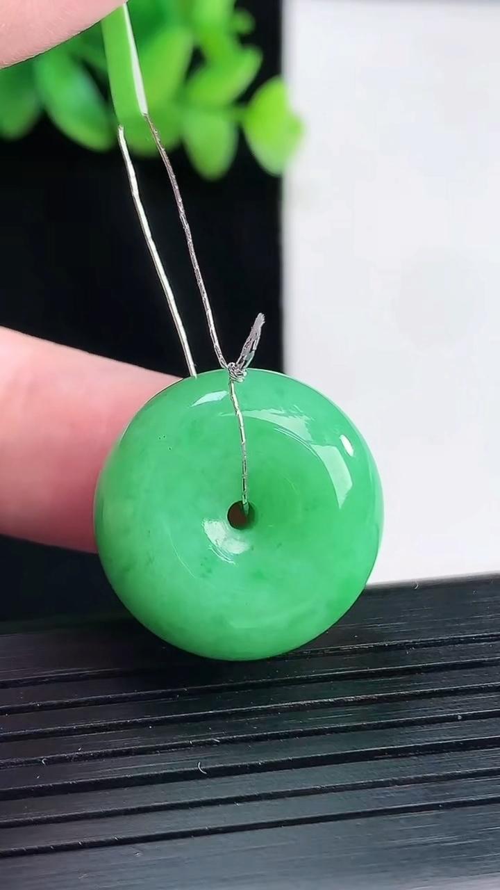 天然A货翡翠路路通吊坠，尺寸22-11.5重量:11.26g
4月13日