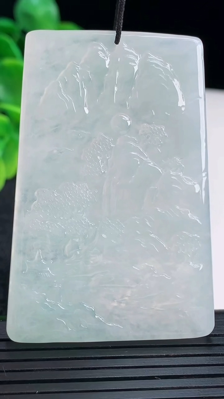 天然A货翡翠山水牌吊坠尺寸62.1-42.3-4.2重量:35.10g
4月13日