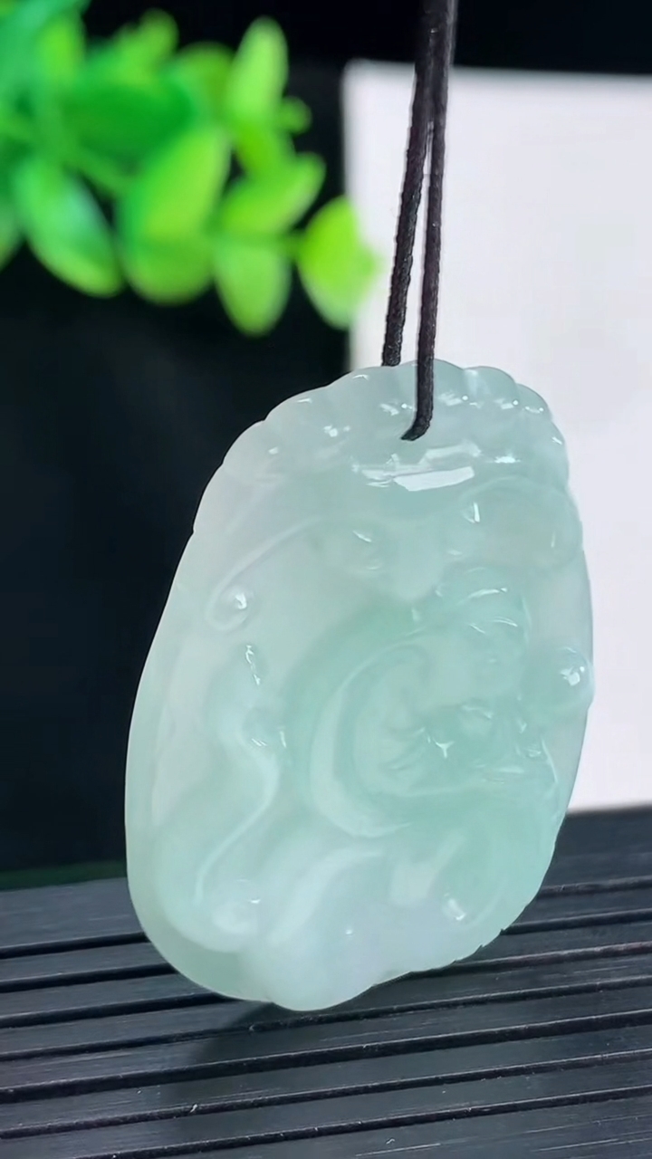 天然A货翡翠生肖蛇吊坠，尺寸40-27-5重量:10.45g
4月13日