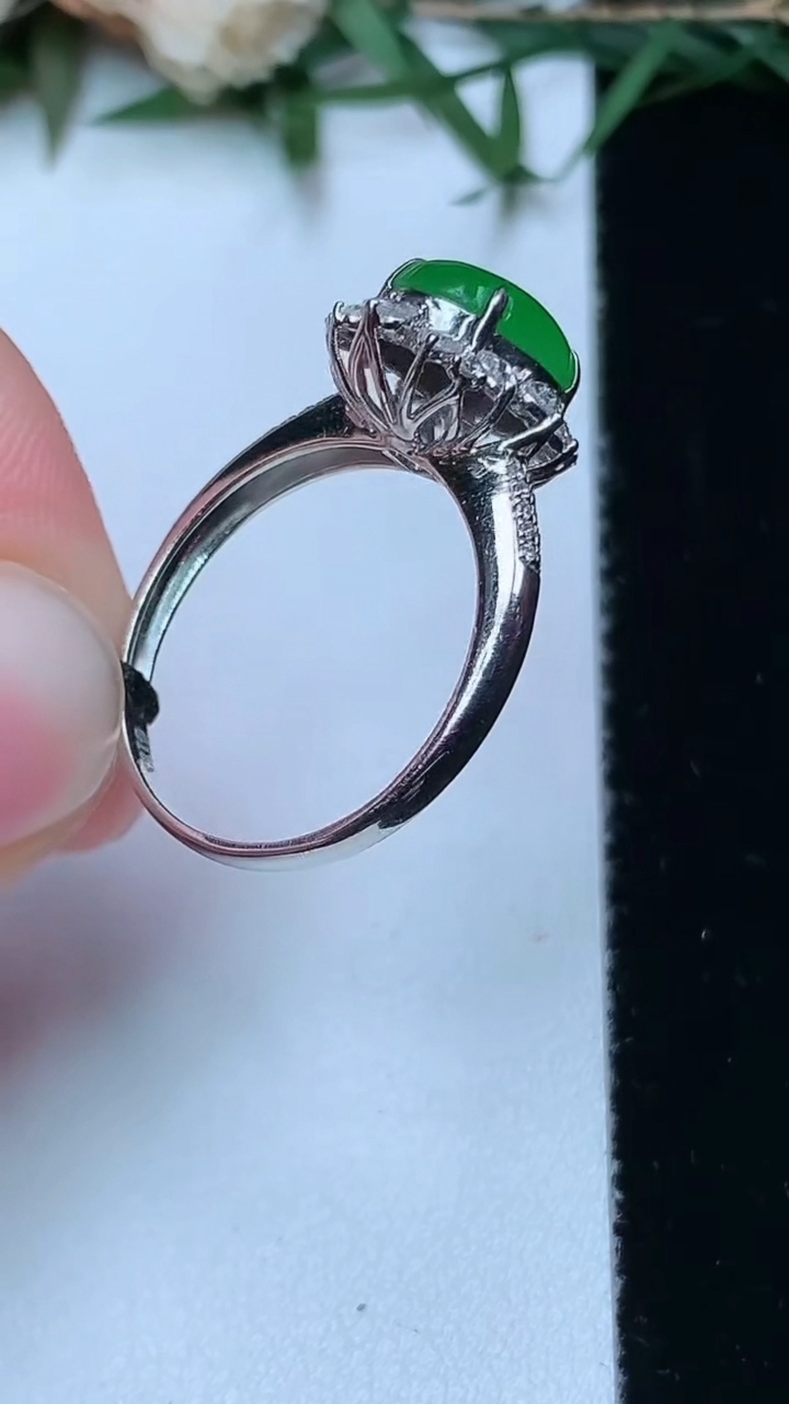 天然A货翡翠蛋面戒指，尺寸17.2-9-7.3，重量:3.02g2026年4月13日
工厂直销收藏佳品,种好水足，色泽均匀，有种有色，上手高大气！
