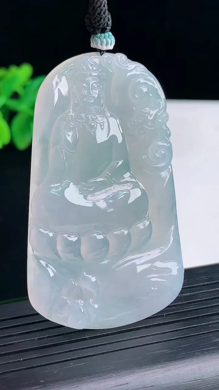 天然A货翡翠观音菩萨吊坠，尺寸62-37.5-5重量:32.05g
4月13日