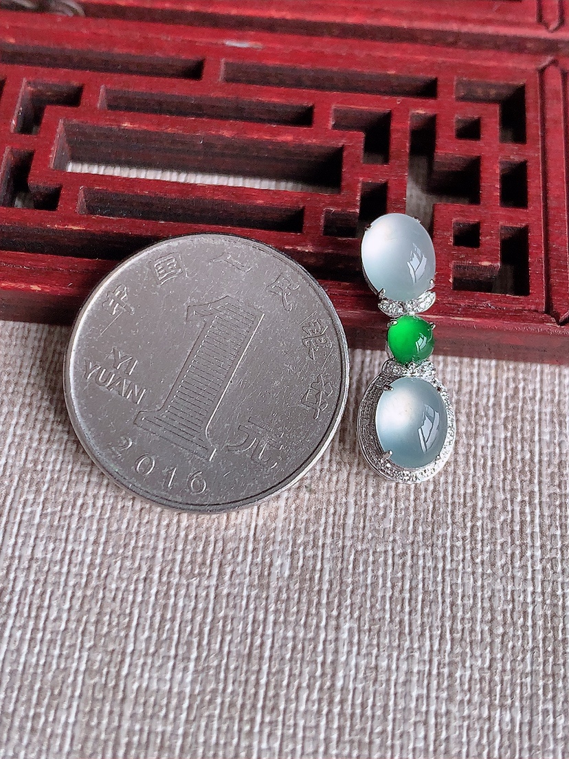 天然A货翡翠18K金伴钻镶嵌白冰白月光蛋面吊坠 
尺寸24-8.8-6裸石8-6.3mm 重量1.64g 0411