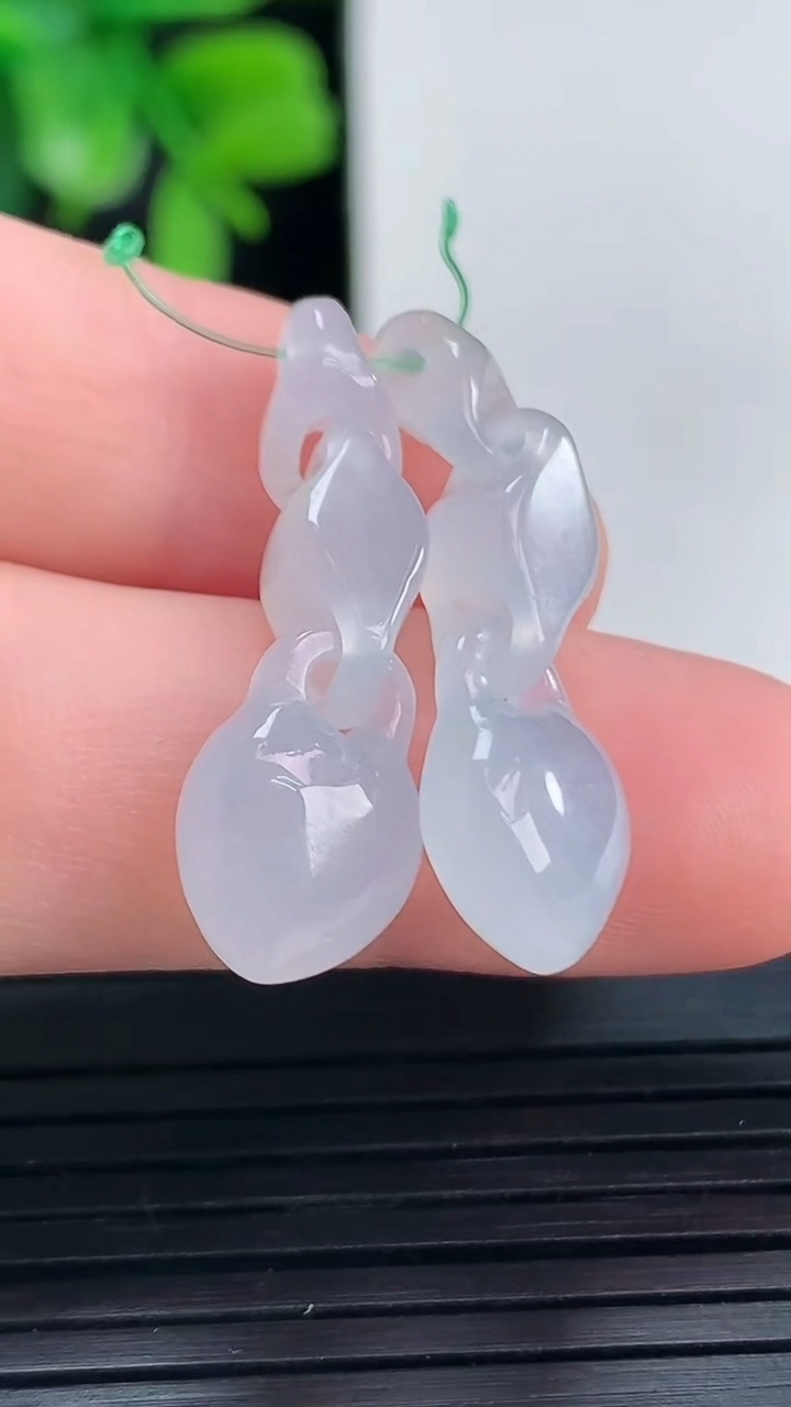 天然A货翡翠环环相扣吊坠一对尺寸27.5-9.3-5.2重量:3.84g
4月13日