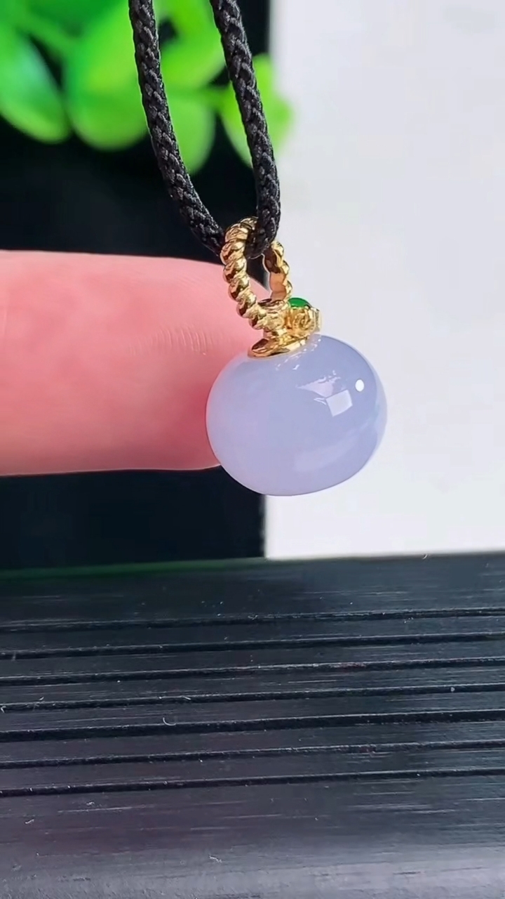 天然A货翡翠18k金紫罗兰圆珠吊坠，尺寸12-9重量:3.20g
4月13日