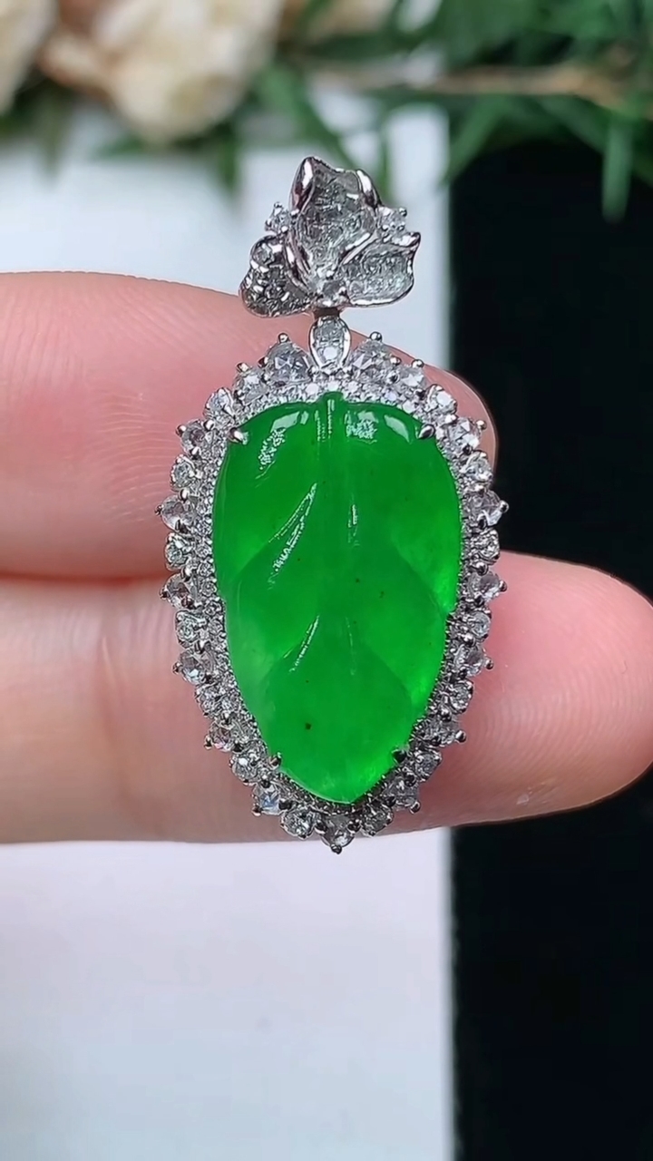 天然A货翡翠金枝玉叶 叶子吊坠，尺寸28-14.4-8.2，裸石16-9.8，重量:3.65g
4月