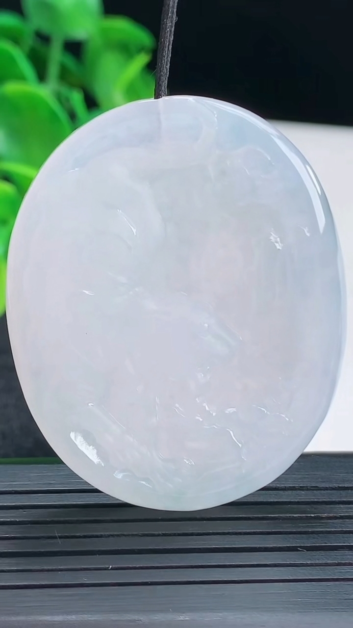 天然A货翡翠生肖虎吊坠尺寸50.2-40.7-7.1重量:29.00g
4月13日