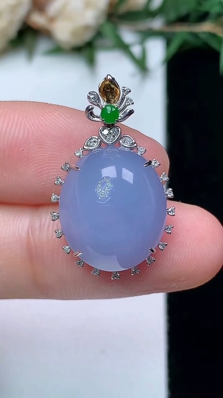 天然A货翡翠k金紫罗兰蛋面吊坠，尺寸24.4-15-8.2，裸石14.5-13，重量:3.51g
4