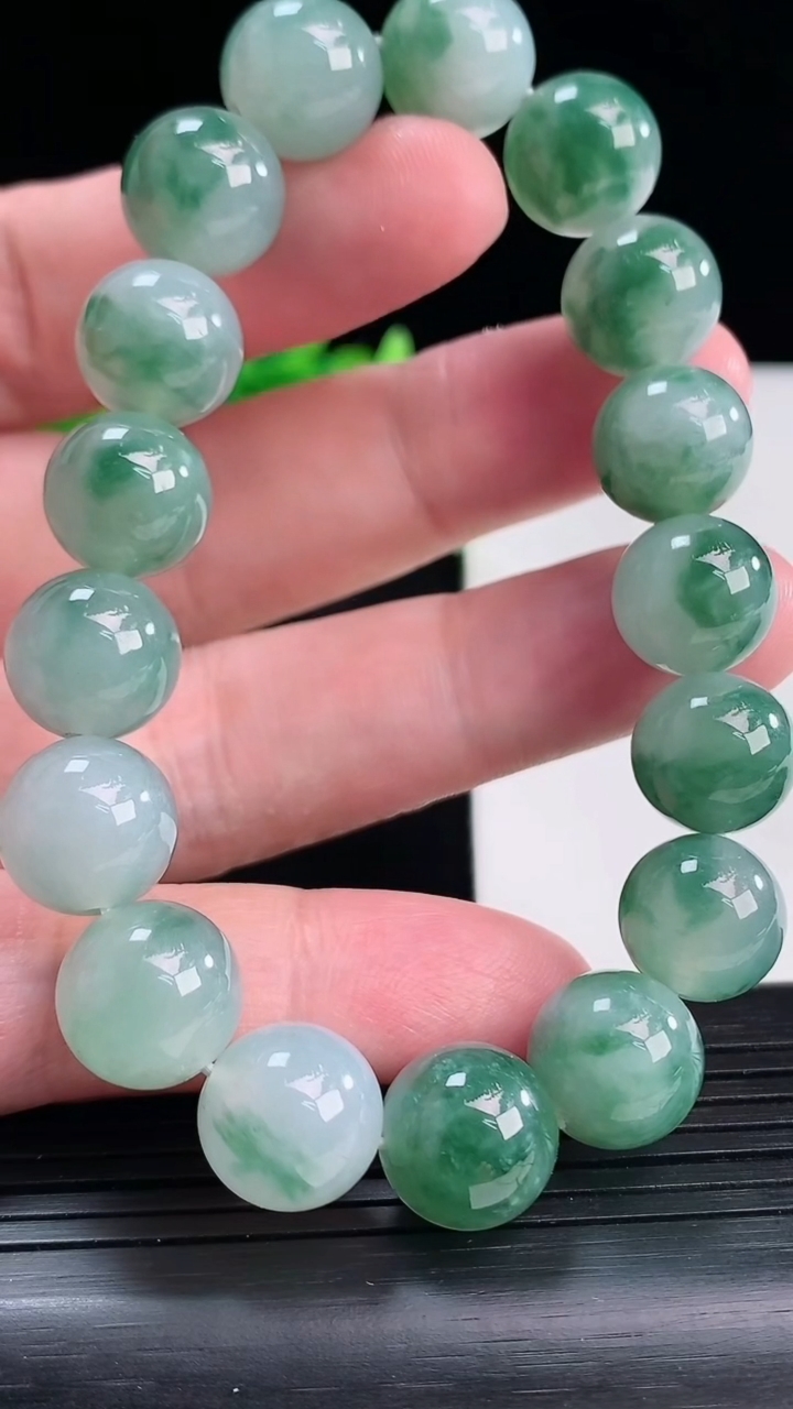 天然A货翡翠飘花圆珠手串，尺寸11.6-17颗重量:49.13g4月13日
工厂直销收藏佳品,种好水