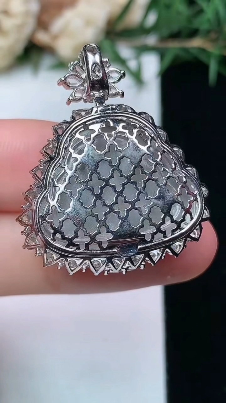 天然A货翡翠佛公吊坠，尺寸30.5-25.8-12.2，裸石16.8-21.4，重量:7.78g
4月13日