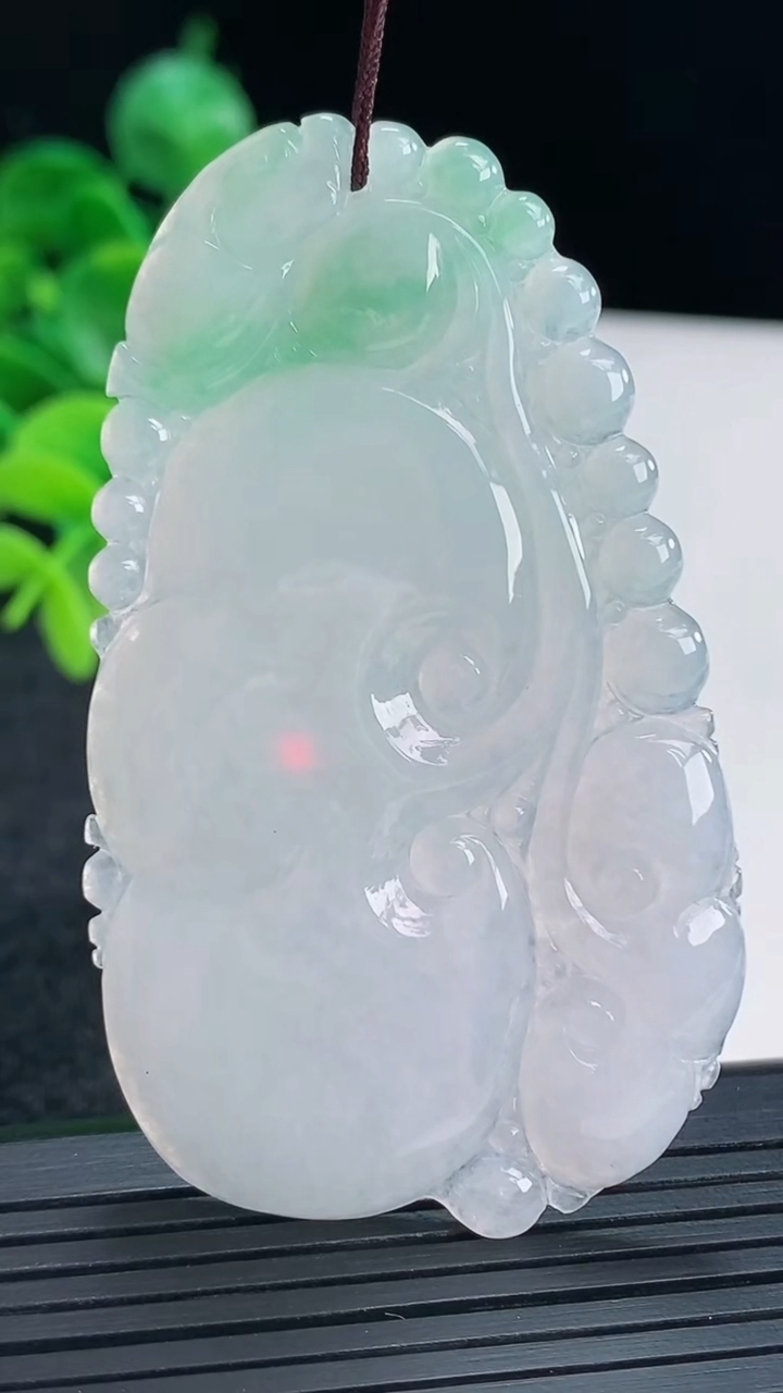 天然A货翡翠如意吊坠尺寸65.6-37.6-3.8重量:21.34g
4月13日