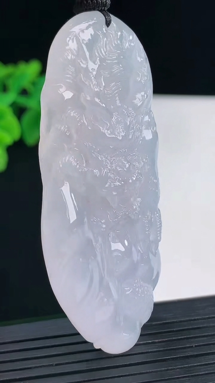 天然A货翡翠种白冰龙牌吊坠，尺寸69-33-11.5重量:53.75g
4月13日