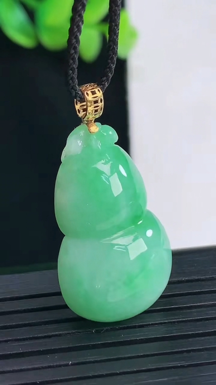 天然A货翡翠葫芦吊坠，尺寸26-17.6-11重量:8.93g
4月13日