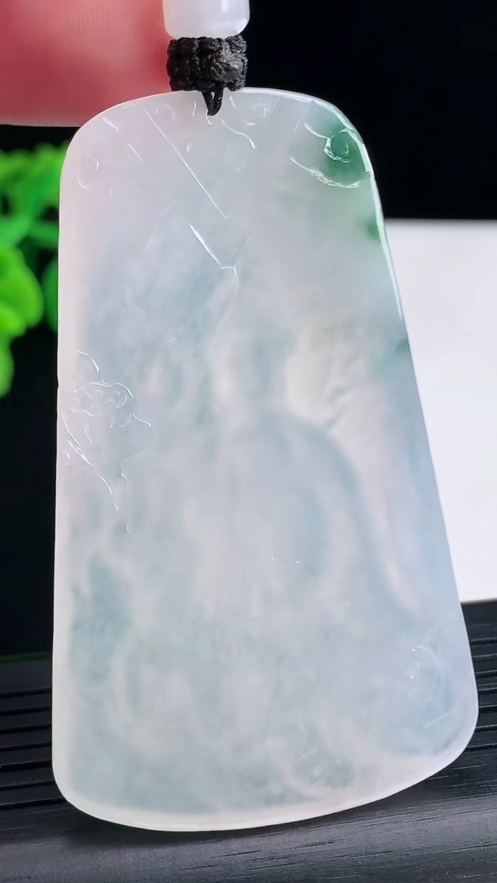 天然A货翡翠种飘花素衣观音吊坠，尺寸65.5-40-7重量:41.95g
4月13日