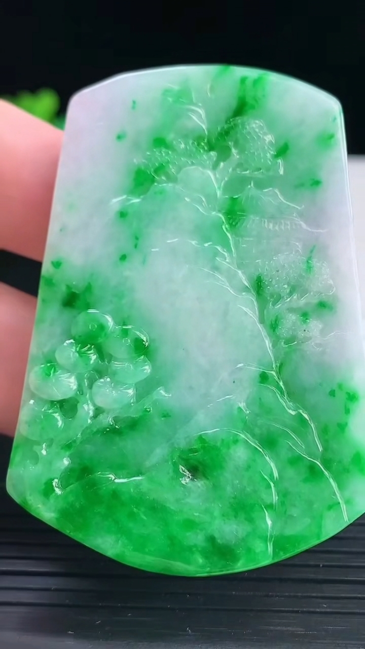 天然A货翡翠山水牌吊坠，尺寸65-44.5-6.5重量:43.78g
4月13日