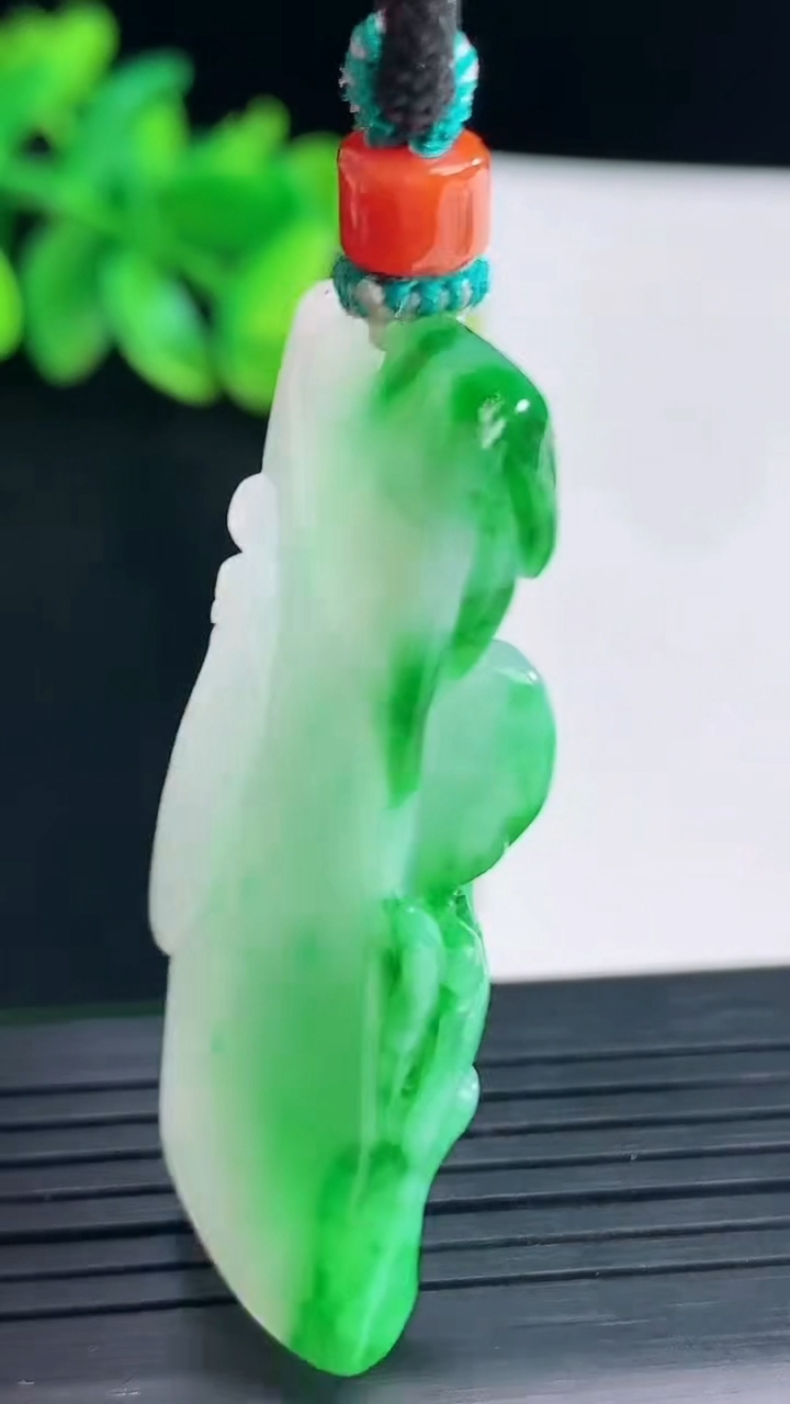 天然A货翡翠节节高升 竹节吊坠，尺寸48-21-9.2重量:20.54g
4月13日