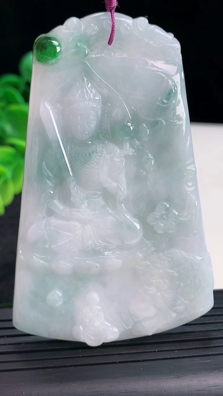 天然A货翡翠飘花文殊菩萨吊坠尺寸79.9-51.8-5.9重量:42.24g
4月13日