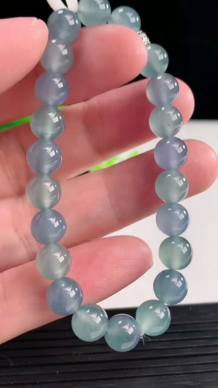 天然A货翡翠春带彩圆珠手串，尺寸8-22颗 重量:18.77g4月13日
工厂直销收藏佳品,种好水足，色泽均匀，有种有色，上手高大气！
