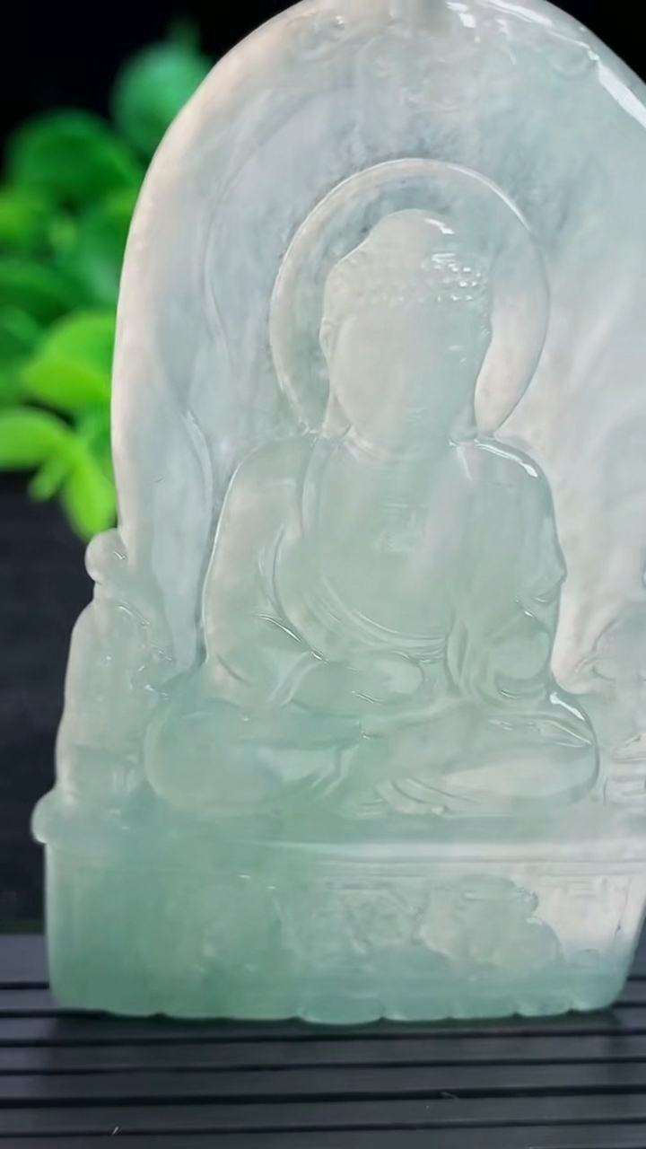 天然A货翡翠阿弥陀佛吊坠尺寸71-44.2-3.8重量:27.62g
4月13日