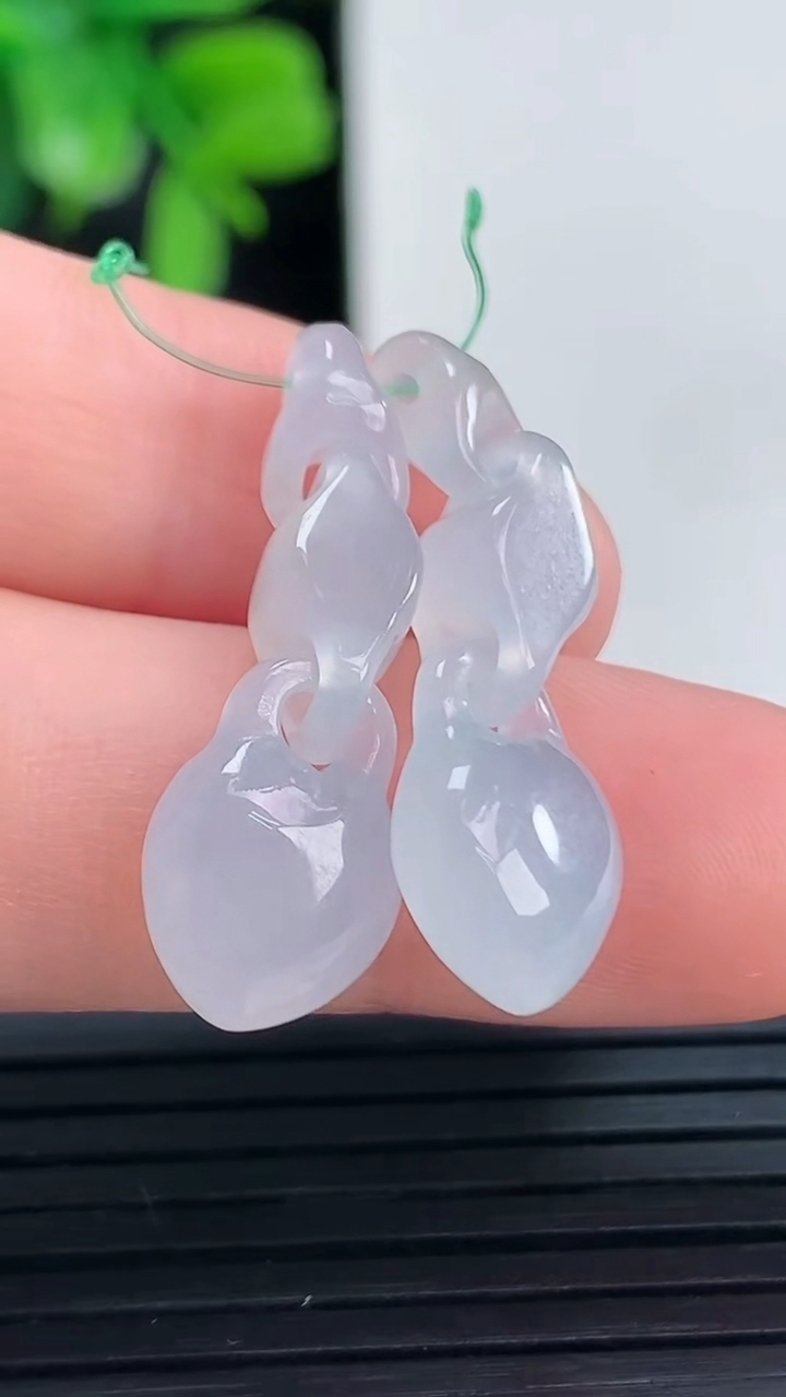 天然A货翡翠环环相扣吊坠一对尺寸27.5-9.3-5.2重量:3.84g
4月13日