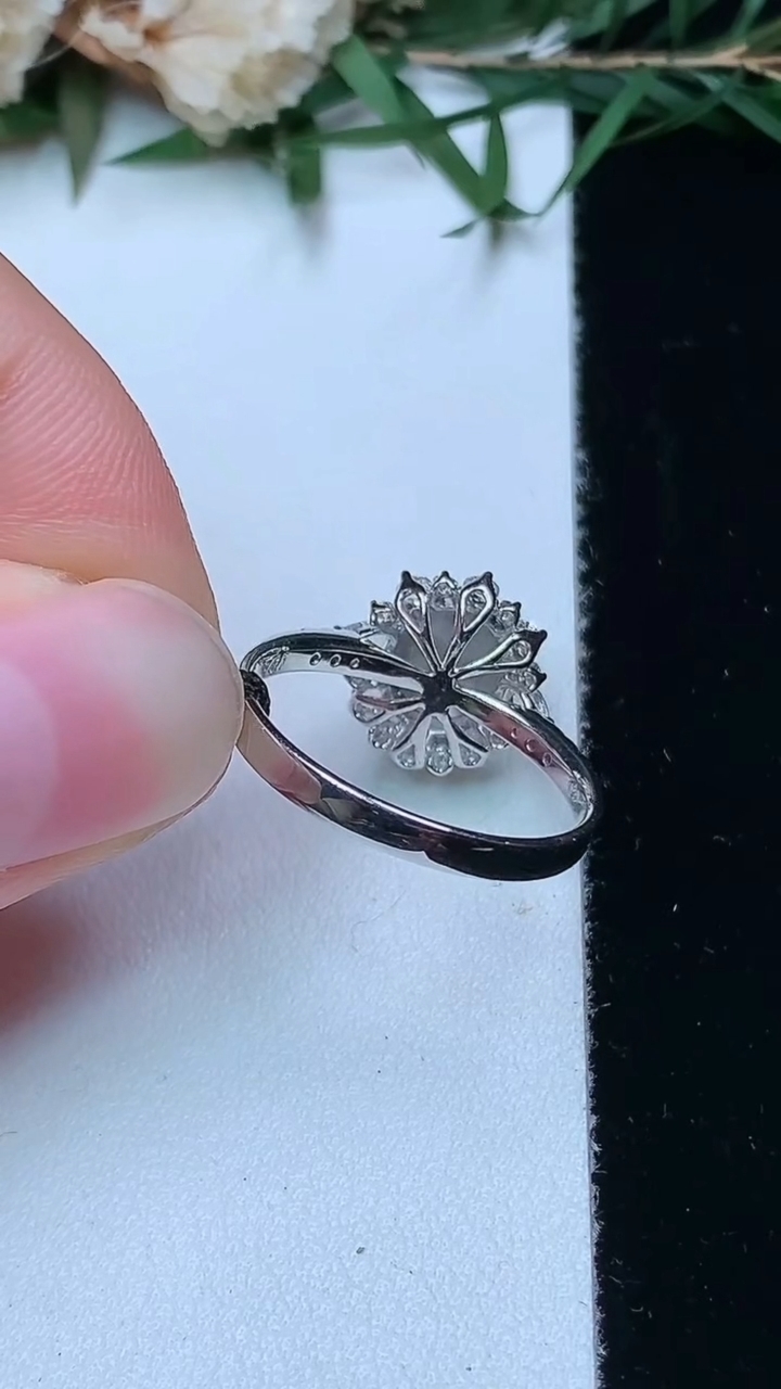 天然A货翡翠蛋面戒指，尺寸17.2-7.3-6.6，重量:2.67g2026年4月13日
工厂直销收藏佳品,种好水足，色泽均匀，有种有色，上手高大气！