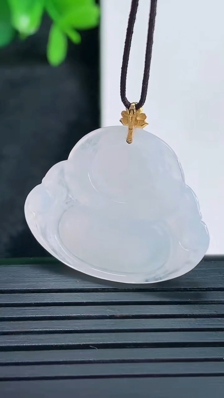 天然A货翡翠佛公吊坠尺寸26.9-28.3-5.3重量:5.02g
4月13日