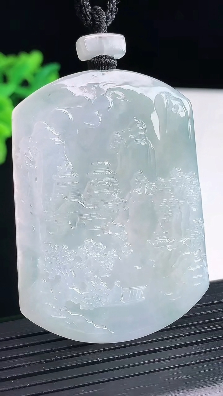 天然A货翡翠牌吊坠，尺寸57-42.5-4.5重量:32.97g
4月13日