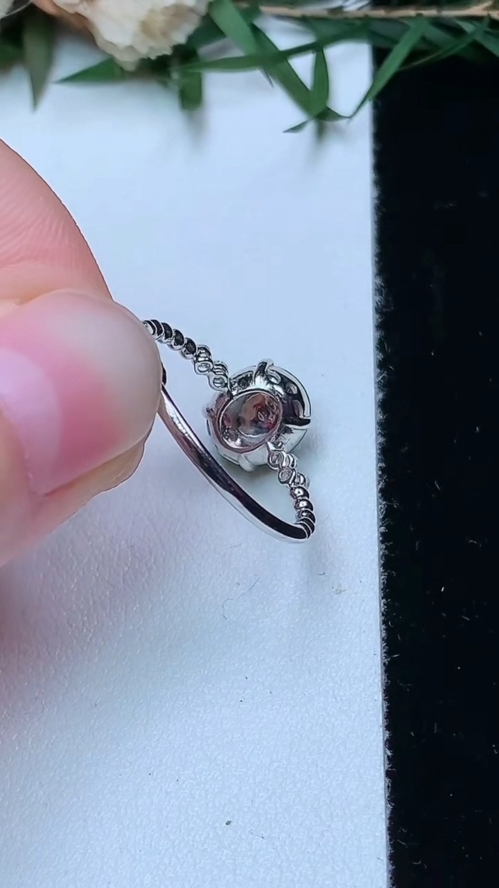 天然A货翡翠蛋面戒指，尺寸16.9-8-7.5，重量:2.01g2026年4月13日
工厂直销收藏佳品,种好水足，色泽均匀，有种有色，上手高大气！