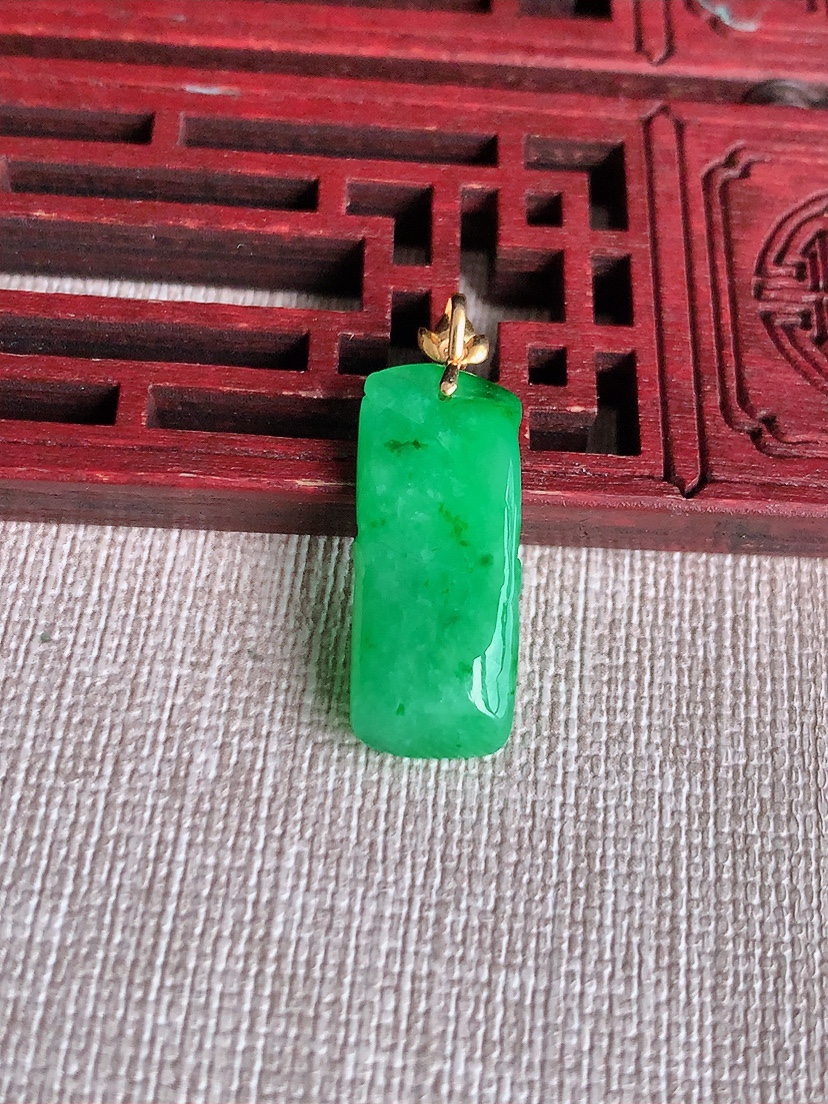 天然A货翡翠18K金扣头满绿竹节节节高升吊坠 
尺寸28.3-23.4-9.8-5.2mm 重量2.