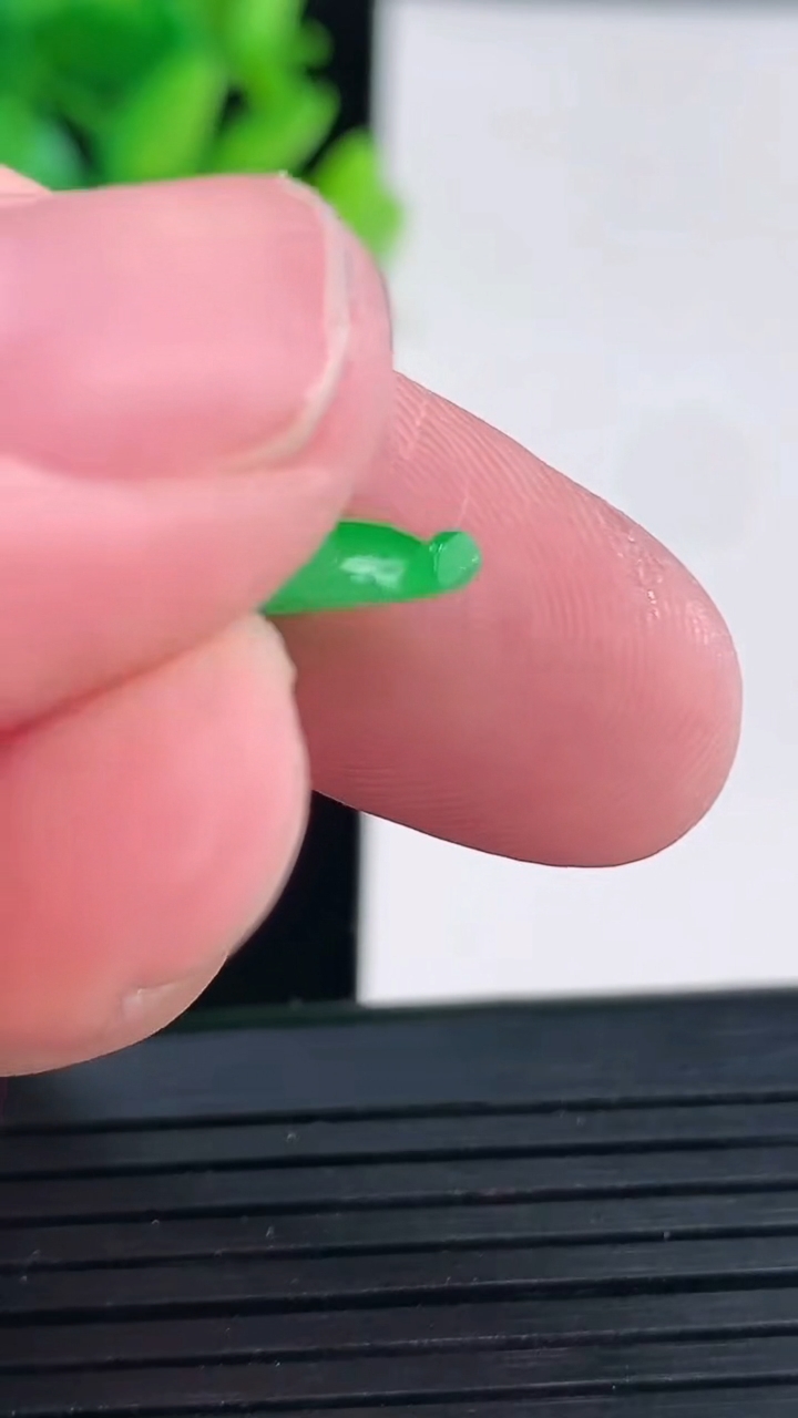 天然A货翡翠葫芦镶嵌件，尺寸17-11.5-3.5重量:1.17g
4月13日