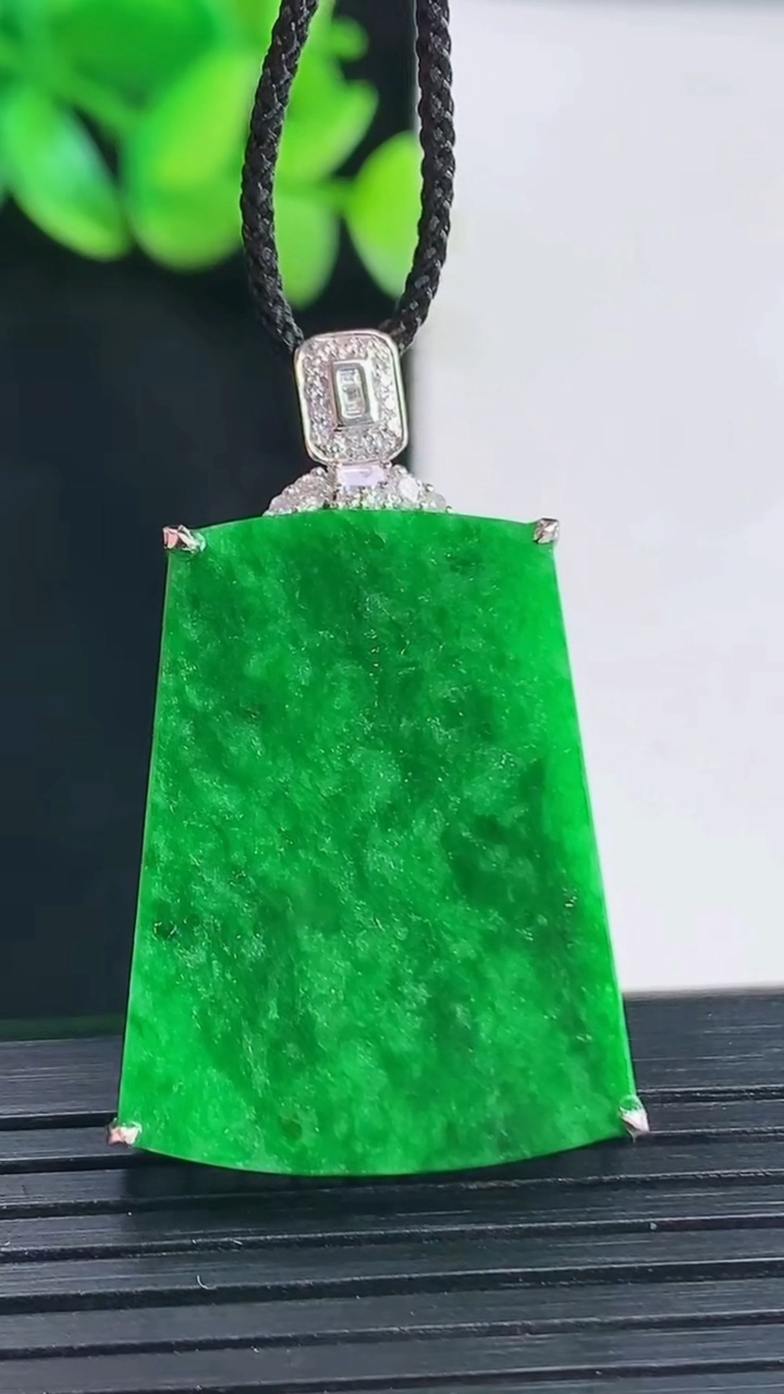 天然A货翡翠无事牌吊坠，尺寸38-24-6.8，裸石29-23.5重量:8.22g
4月13日